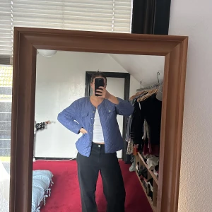 Quiltad jacka - Blå lättare quiltad jacka. Aldrig använd av mig, är som i ny skick. Passar som en oversized M.