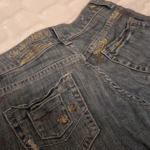 Capris - Skit snygga jeans capri shorts. Tyvärr för små för mig så måste sälja dom! Skriv för mer bilder eller mått 🥰🥰 PRISET ÄR DISKUTERBART!