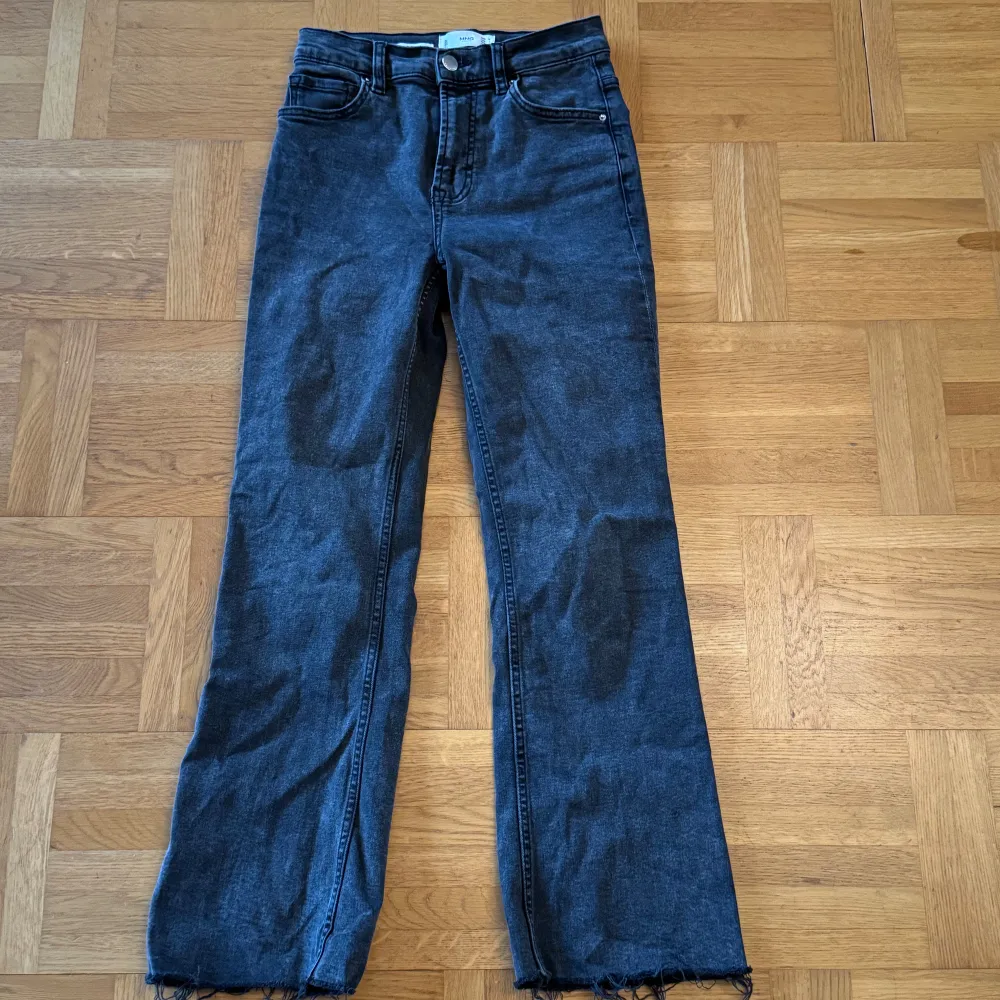 Högmidjade mörkgrå jeans i storlek 34 från Mango. Bra skick.. Jeans & Byxor.