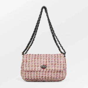 Becksöndergaard Väska - Amary Hollis väska från becksöndergaard, köpt i somras i butik 💗 Säljer då jag aldrig använt den, inga defekter! Köpt för 800kr, kom med prisförslag 💗