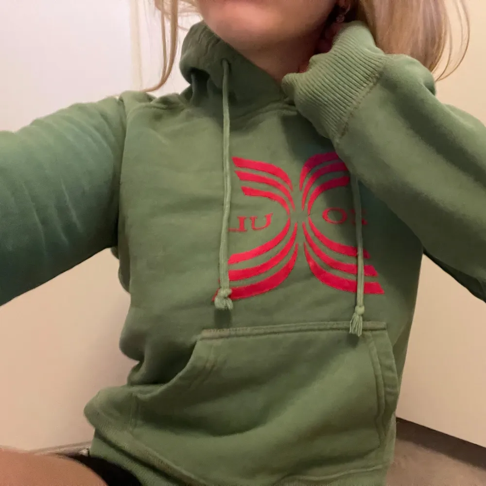 Säljer min gröna hoodie från zoul💚💚 Inga synliga tecken på användning! Pris kan diskuteras!!. Hoodies.