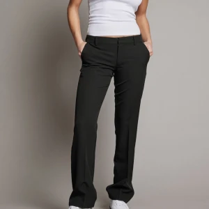 Lågmidjade kostymbyxor  - Säljer dessa kostymbyxor i nyskick! Nypris 500kr små i storleken passar mig som vanligtvis har s-m