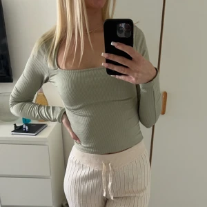 Grön topp - Använd fåtal gånger i bra skick. Från Gina tricot 
