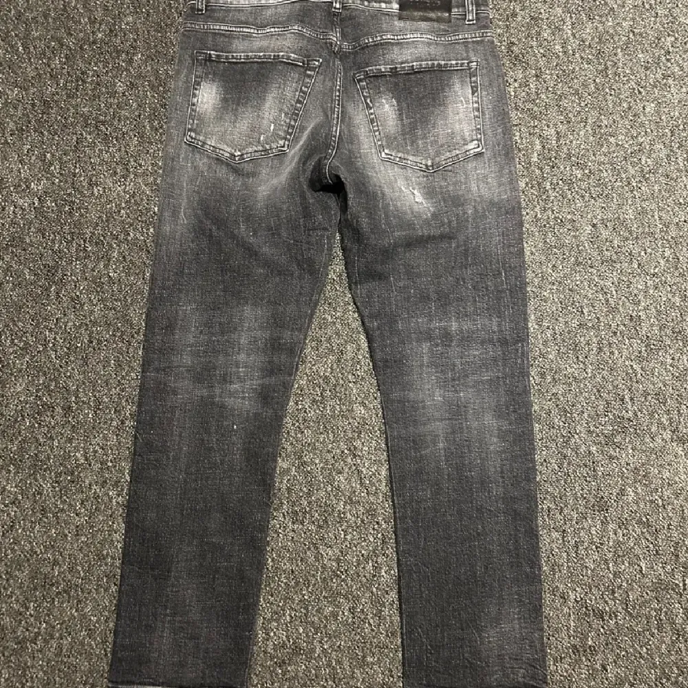 Säljer ett par feta dondup jeans! | Helt nya med tags | Skick 10/10 | Nypris på dessa är 4000kr | Mitt pris 1499kr | Storlek 31 | Hör av dig vid minsta fundering 🙌. Jeans & Byxor.