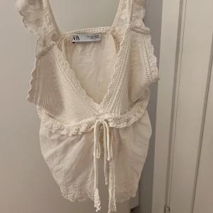 Zara topp  - Säljer denna super söta toppen från zara då den är för liten för mig💘