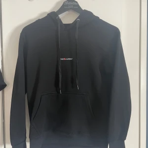 Saint Laurent Hoodie - Sjukt fet Saint Laurent Hoodie. Storlek M men sitter mer som en S. Skicket är 9/10 då den knappt är använd. Väldigt skönt material