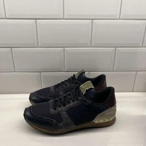Valentino rockrunners  - Säljer nu dessa riktigt feta skorna || väldigt bra skick, cond: 9/10 || storlek: 43,5 || nypris: 6000kr, vårat pris: 2199kr || ingår: bara skorna || väldigt bra skor nu till vintern! || har du frågor är det bara att höra av dig :)
