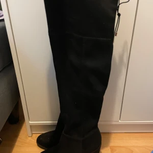 Mocka boots - Säljer dessa super snygga långa boots i mocka, aldrig använda och perfekt nu till halloween. Storlek 39 men passar mig bra som vanligtvis har 38. Pris kan diskuteras.