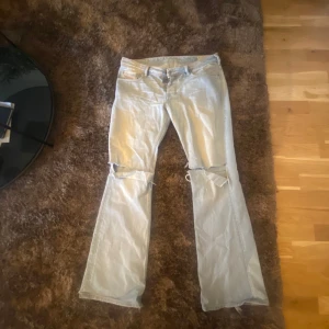 Diesel jeans - Vintage diesel jeans med hål i knäna  Bootcut Supersnygga Toppen skick Lite slitna i fotändan Använda 2 gånger endast Köpta för 600 kr Jag som vanligtvis använder storlek S i jeans älskar dessa, mer oversized men sitter supersnyggt! Rekomenderas!! 