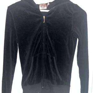 Juicy couture hoodie🖤 - Svart hoodie med dragkedja från juicy couture i storlek M🖤🥰