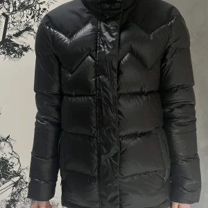Montain Works Vinterjacka  - Vinterjacka från märket Mountain Works i storlek S. Jättevarm och fodrad med dun. Endast använd en säsong, ordinarie pris 3200 kr!🤍