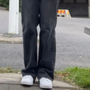 Lågmidjade raka jeans - Säljer dessa fina gråsvarta jeans från Gina Tricot, jeansen är högmidjade men jag har alltid haft dem som lågmidjade då man kan hasa det dem på höften.🩷🫧  