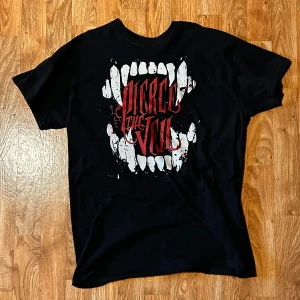 Pierce the veil/ptv tröja  - svart ptv tröja med tänder. bra skick, säljer för jag tyckte ba inte om den 