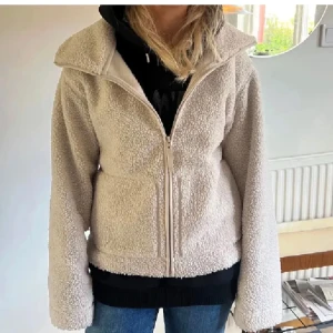 teddy jacka - säljer min teddyjacka som knappt är använd och i super bra skick! den sitter bra på mig som brukar ha S 