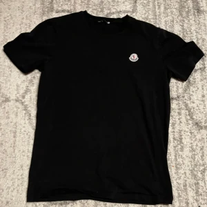 Moncler T-shirt - Moncler t-shirt i storlek M, den är i mycket bra skick. Vid fler frågor kontakta mig.