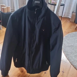 Gant Jacka - Gant jacka storlek S. Svart med fickor även inuti jackan. Använd endast vid finare tillfällen. Så sparsamt använd. Säljs då den blivit för liten. Fint skick, varm höst/vår. 