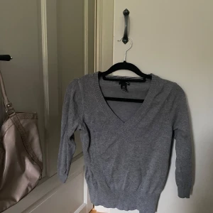 Stickad tröja  - Superfint grå finstickad tröja. Finns tecken på använing! 💕