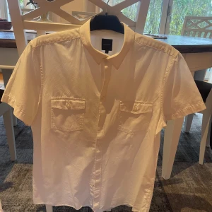 Kortärmad vit skjorta - Storlek L, liten fläck vid insidan av kragen går nog bort i tvätten