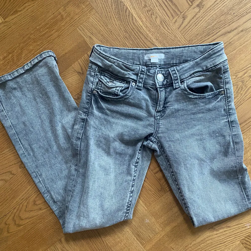 Super snygga och populära jeans med coola detaljer på baksidan❣️. Jeans & Byxor.