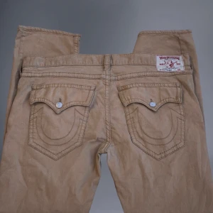 True religion jeans - Feta beiga true religion jeans till bra pris, skriv för mått o andra frågor!!