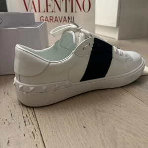 Valentino skor - Säljer dessa skor då de är för små och inte riktigt passar min stil. (Använda 1 gång) 