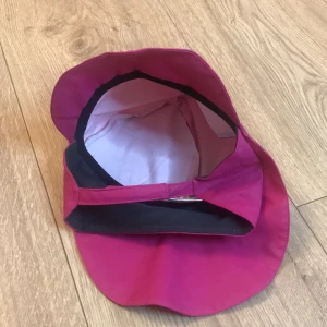 Regn hatt  - Inga defekter. Hann aldrig användas=aldrig använd! Köpt för 150kr.