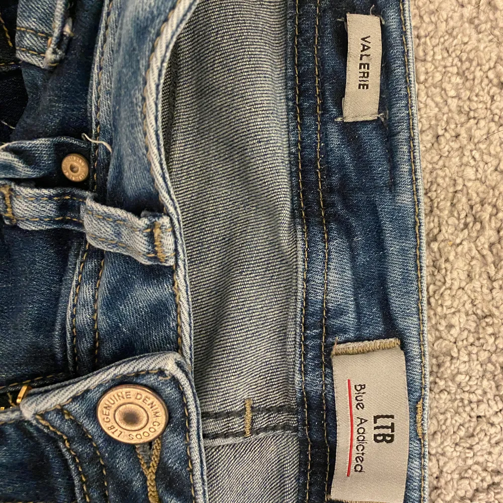 Jag säljer dessa ltb jeans i modellen valerie. De är i bra skick men säljer pågrund av att de är lite för långa för mig. Pris går att diskuteras men inte under 450kr.. Jeans & Byxor.