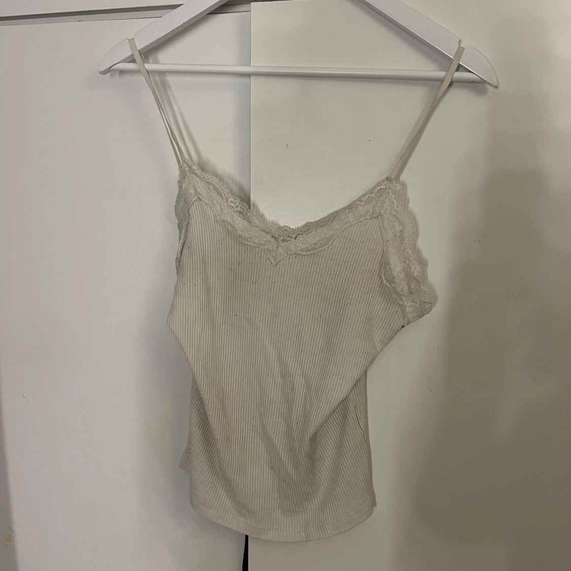 Beige ribbad linnetopp med spetsdetaljer