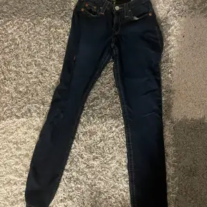 True religion jeans mått: Midja 44cm Längd 97cm Bredd 27cm Benöppning 16cm