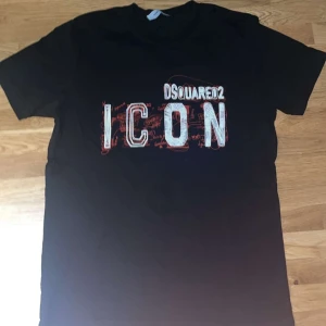 Dsquared 2 t-shirt - Säljer nu min helt oanvända t shirt för att den är för stor på mig, kan ej garantera att den är äkta!