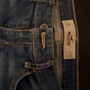 Säljer dessa ursnygga low waist jeans från hollister! Väldigt bra skick, knappast använda. 