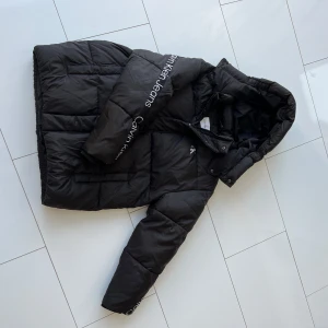 Calvin Klein jacka - Inköpt på Calvin Klein för 2199kr använd få tal gånger fint skick inga skador