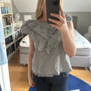 Blus från zara  - En jättefin vit/grå randig blus från zara women. Varan är bra skick men använd i storlek M i bomull. För mer information hör av sig💕