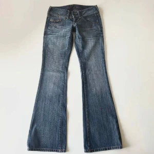 Lågmidjade jeans - Säljer dessa superfina lågmidjade jeansen med så fina detaljer från Tommy Hilfiger. 💓 Midjemått: 72 cm Innerbenslängd: 85 cm. Har defekter längst ned i benen, kan skicka bild vid intresse. Bilderna är lånade av hon som jag köpte av, skriv privat för fler bilder. 💓