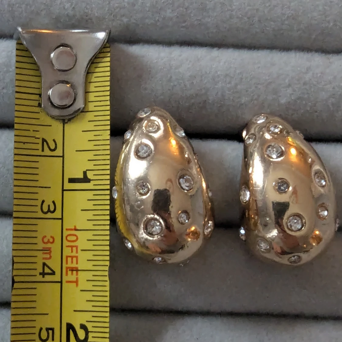 Guldörhängen med glittriga stenar - 93