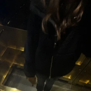 Teddy pile jacka svart H&M - tar bud!! man får buda på jackan om man vill köpa den 💝 inga defekter, använd få tal gånger. Kommer inte ihåg vilken strlk men antagligen S eller M. Jag bär xs-m 💕 slutsåld !!