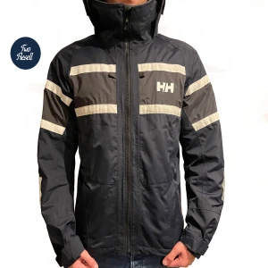 Helly Hansen Jacka - Säljer denna feta höst/vinter jackan ifårn HellyHansen 8/10 skick ända defekten är att reflexerna på armarna är lite slitna men annars jättefin