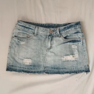 Lågmidjad Jeanskjol  - Jätte söt lågmidjad jeanskjol skulle säga strl XS/34. Köp via plick!