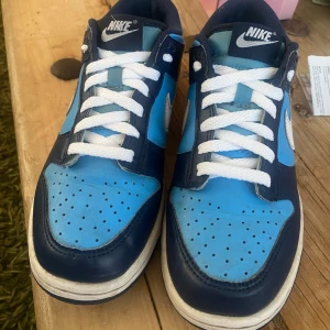 Nike dunk - Säljer sonens Nike dunk i storlek 38. Inköpta 28 mars i år. Nypris: 1149:- 