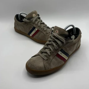 Moncler skor - Ett par moncler skor i storlek 40, 7,5/10 skick och pris kan diskuteras 