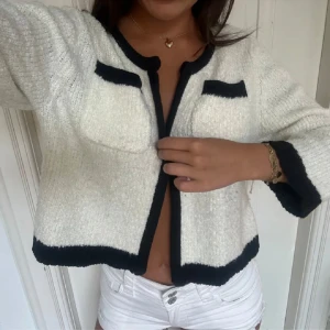 stickad kofta - Sååå fin stickad kofta, köpt second hand i Paris. Storlek S 💕💕 hör av er vid frågor