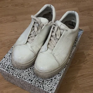 Eytys doja  - Vita eytys doja i skinn, strl 46 lite slitna men går nog att fräscha upp och har en del kvar att ge