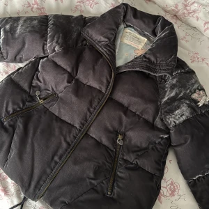 Mysig och fin jacka! - Säljer nu min super fina odd Molly jacka som är perfekt nu för hösten och vintern! Jackan är varm och mysig. Den är använd vid två tillfällen därav i ny skick! Färgen på jackan reflekterar i olika typ av ljus!💗