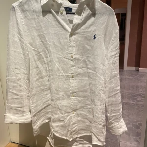 Ralph lauren linneskjorta - En riktigt snygg Ralph lauren skjorta som är i nyskick(använd 2 gånger). Jag säljer den för att jag inte använder den, det är inget fel på skjortan. Den är köpt på NK i Stockholm och kvitto finns, om du har någon Fundering är det bara att skriva.