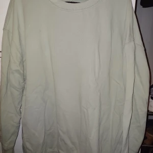Beige sweatshirt - Säljer en enkel och stilren beige sweatshirt. Den är perfekt för en avslappnad look och passar till det mesta. Tröjan har långa ärmar och en rund halsringning. Perfekt för höst och vår!