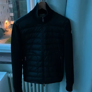 Moncler cardigan  - Hej! Jag säljer nu min moncler cardigan. Den är i väldigt bra skick och självklart äkta. Tyvärr så finns inget kvitto, men man ser på tagsen att den e äkta. Kom privat om ni har frågor! Priset kan diskuteras 