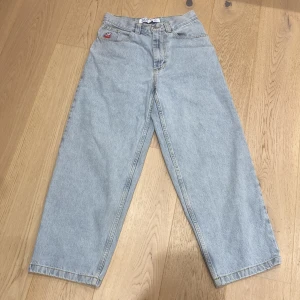 Ljusa jeans från Big Boy - Säljer ett par ljusblåa bigboys jeans 👖från junkyard i storlek XS i baggy model. Skick 9/10, inga defekter på byxorna. Orginal pris 1300kr, pris kan diskuteras 