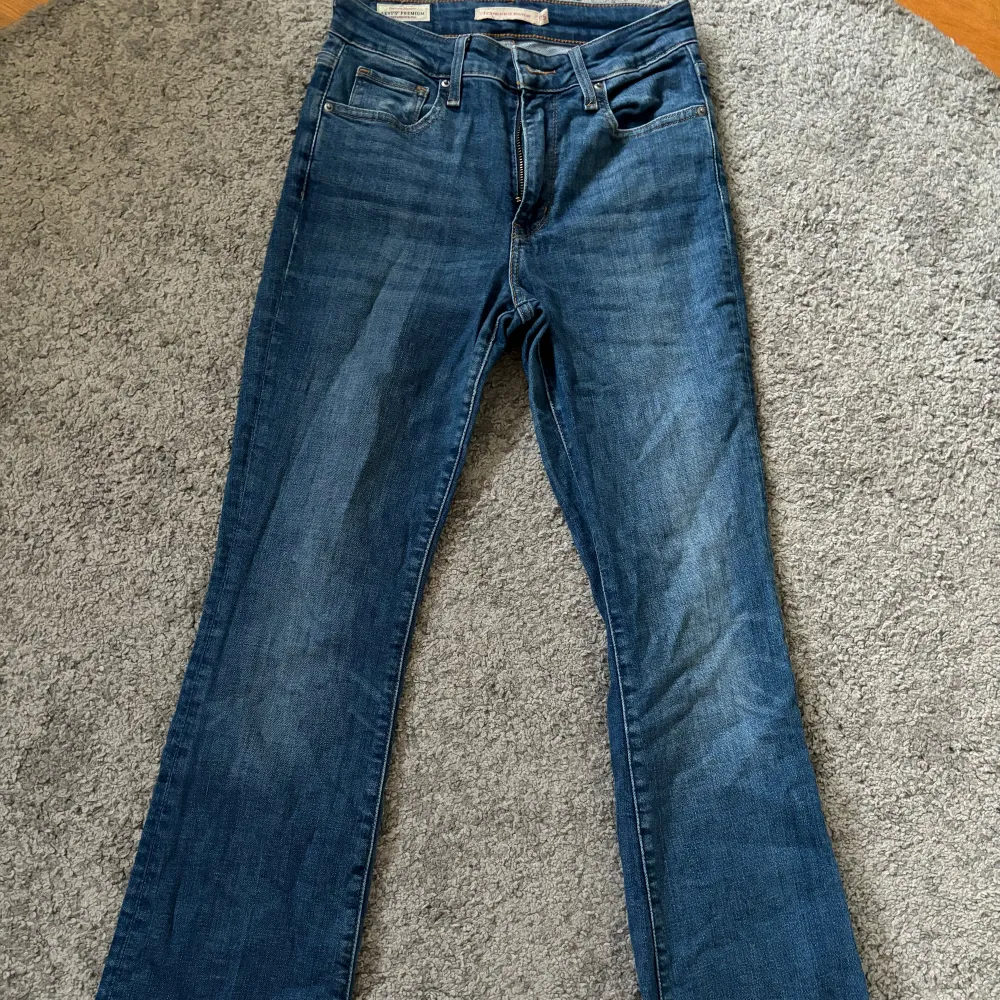 Supersnygga leviâs bootcut jeansđendast anvĂ€nda en gĂ„ng. ordinarie pris 1149kr. Ă€r villig att diskutera pris. köparen stĂ„r för fraktenđ. Farkut & Housut.