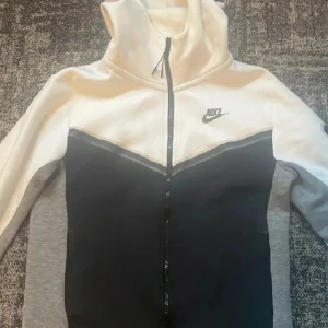 Vit Grå Svart Nike Tech Kofta - Nike tech fleece hoodie, bra skick storlek XS. Passar som S eftersom nike tech är lite större. Pris kan absolut diskuteras, inte hugget i sten!  
