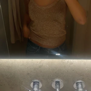 Superfin ”glittrig” topp - Säljer denna superfina topp i en ”roseguldig” nyans med glitter detaljer!  Toppen är perfekt för fest eller liknande🙌🏼👌🏽 Storlek M!